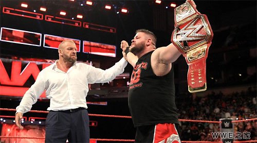 HHH归来！凯文·欧文斯成为新任的WWE全球冠军